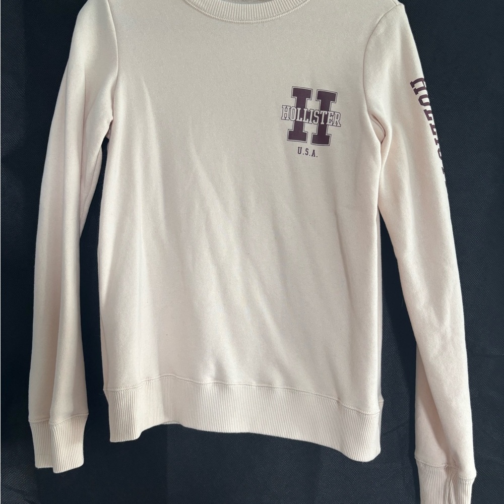Hollister Women's Cream Crew Neck Sweater